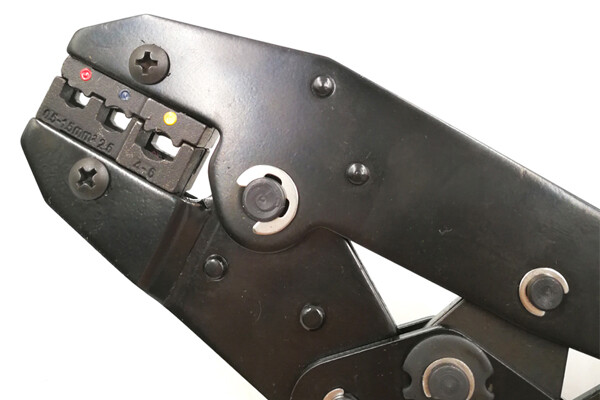 Bornes isolées et outils de sertissage de connecteurs LXR-30J