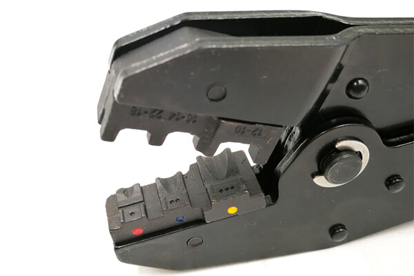 Bornes isolées et outils de sertissage de connecteurs LXR-30J