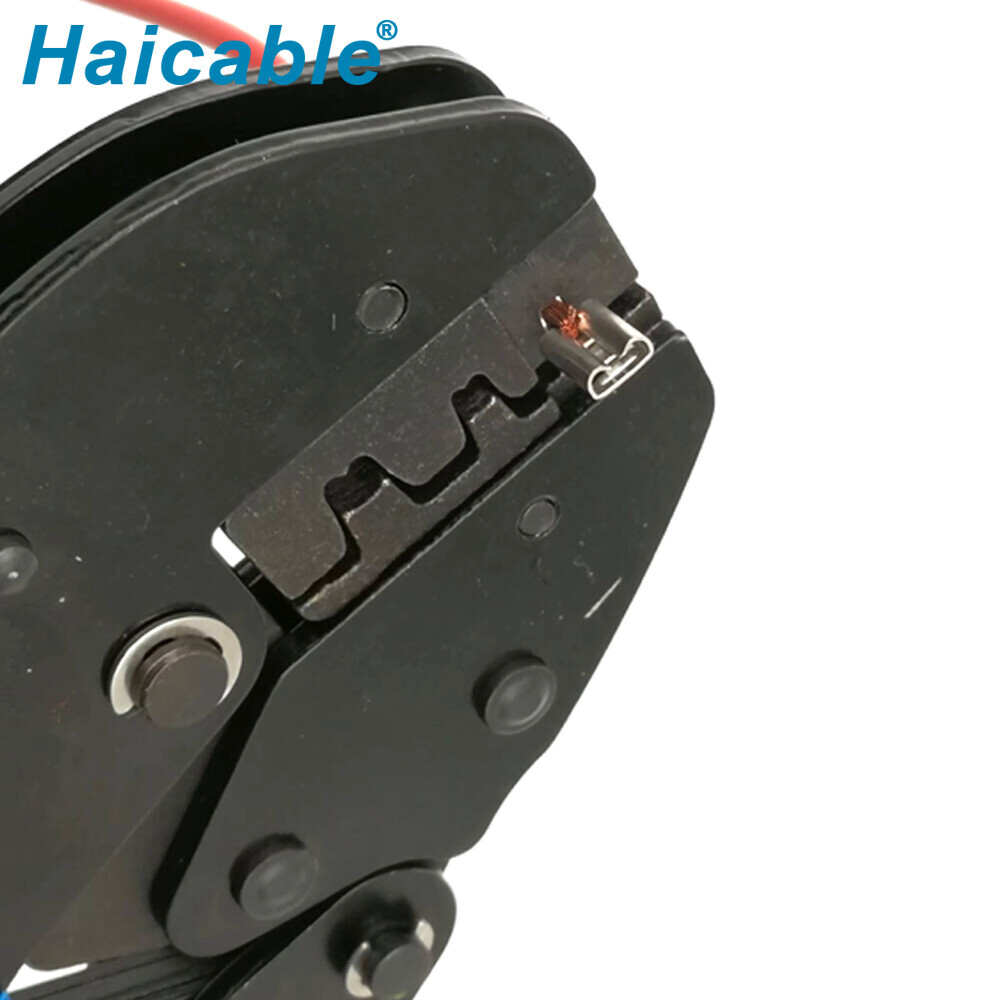 Réceptacles non isolés et outils de sertissage à languette AP-03B