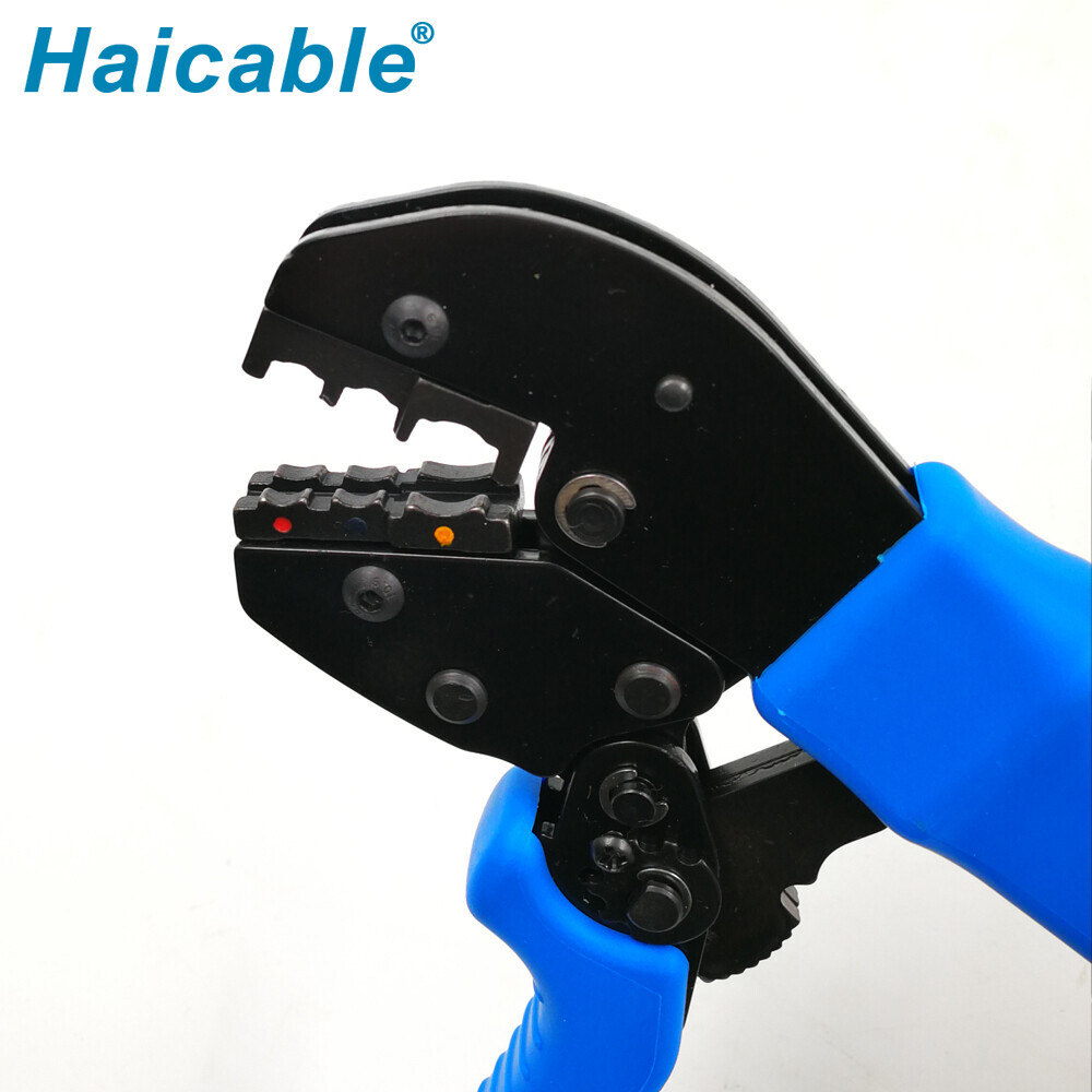 Bornes isolées et outils de sertissage de connecteurs AP-03C