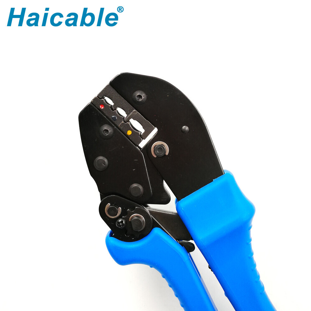 Bornes isolées et outils de sertissage de connecteurs AP-03C