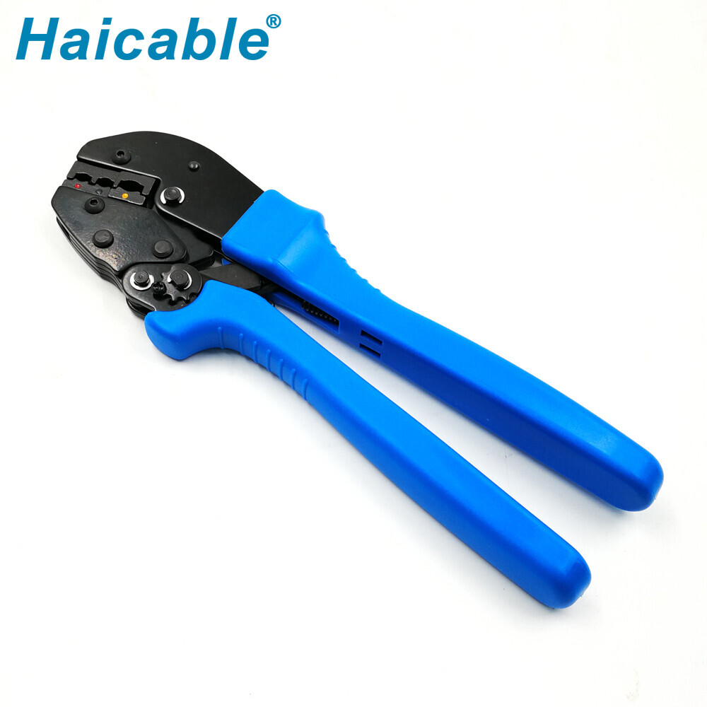 Bornes isolées et outils de sertissage de connecteurs AP-03C Bornes isolées et outils de sertissage de connecteurs AP-03C