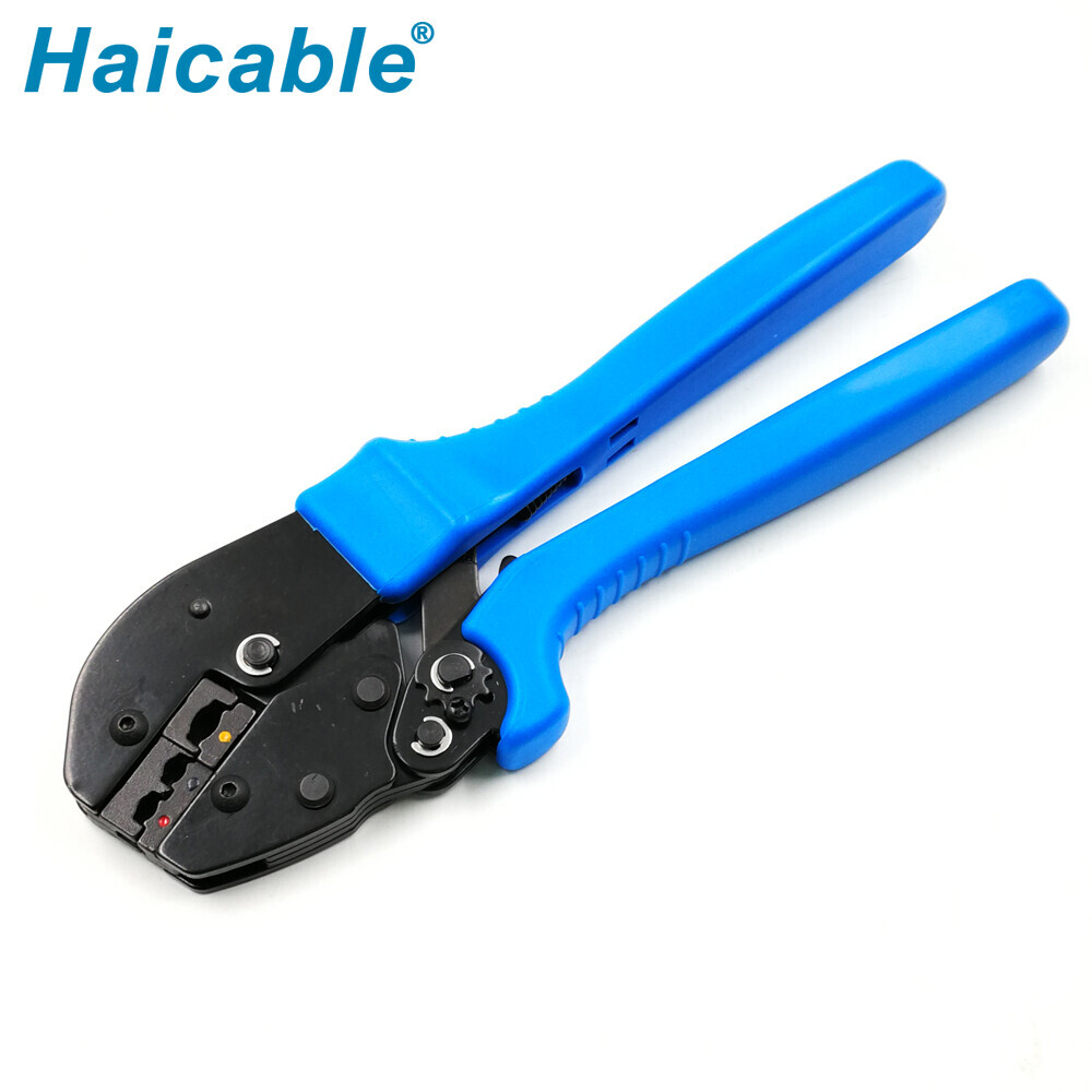 Bornes isolées et outils de sertissage de connecteurs AP-03C