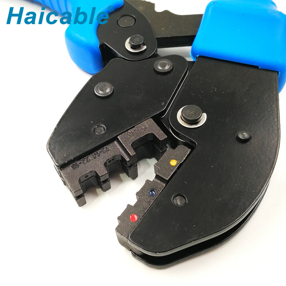 Bornes isolées et outils de sertissage pour connecteurs AP-30J