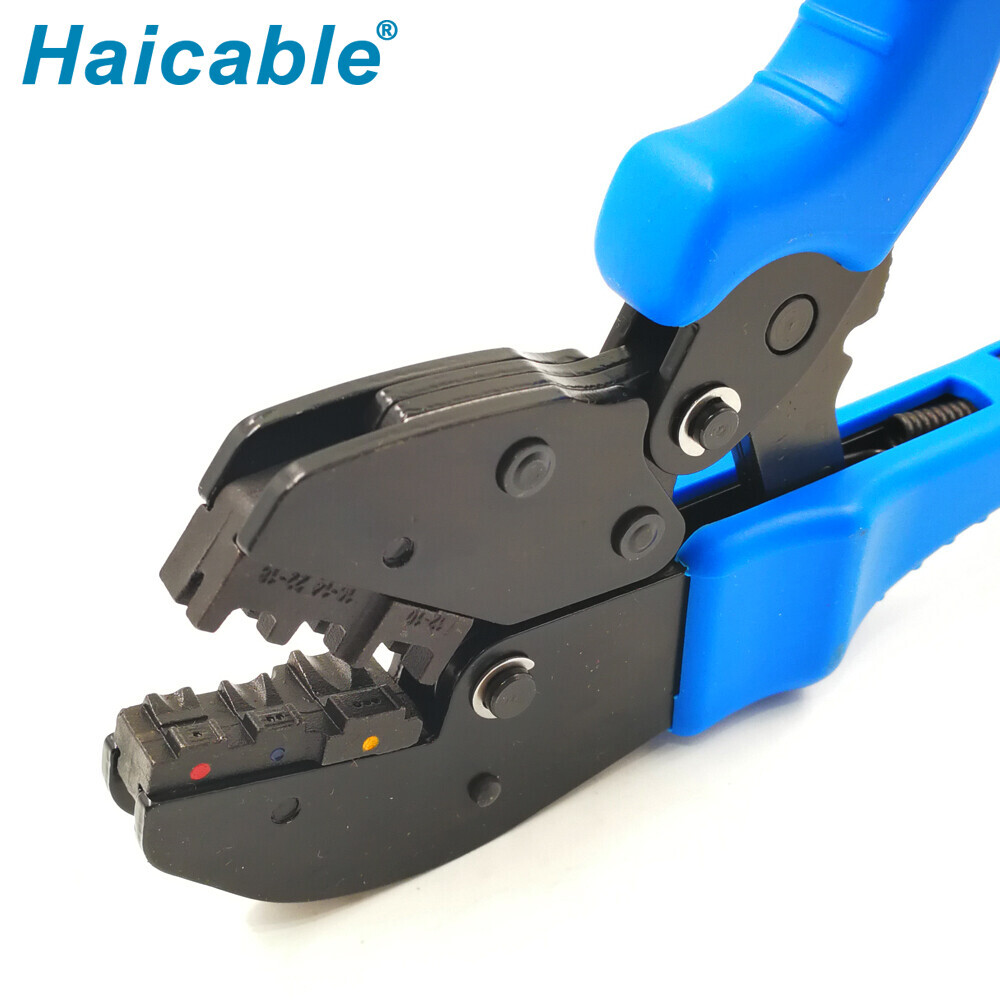 Bornes isolées et outils de sertissage pour connecteurs AP-30J