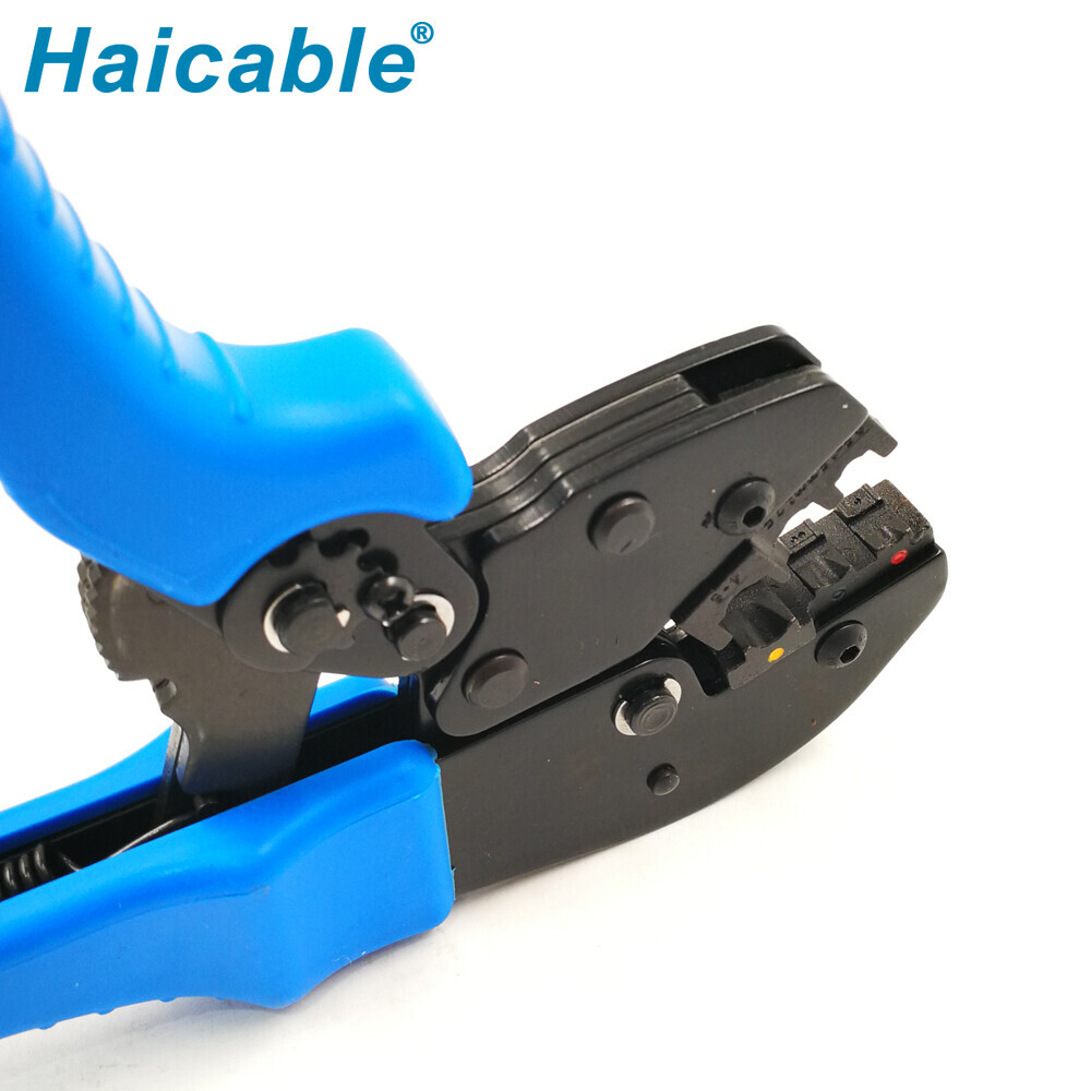 Bornes isolées et outils de sertissage pour connecteurs AP-30J