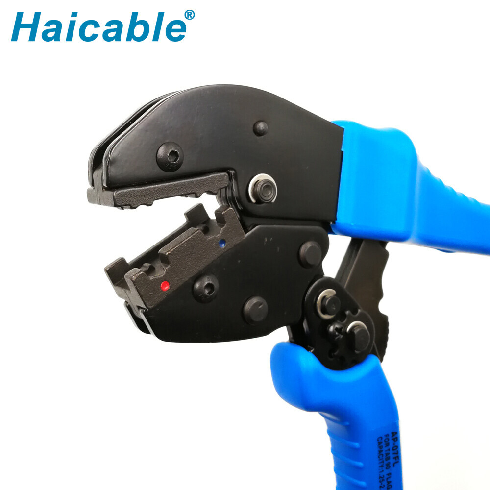 Outils de sertissage pour bornes à drapeau isolées à 90° AP-07FL