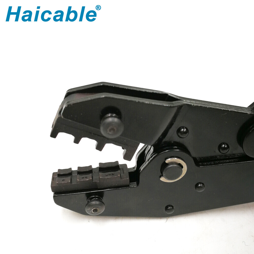 Bornes isolées et outils de sertissage pour connecteurs LXN-03C
