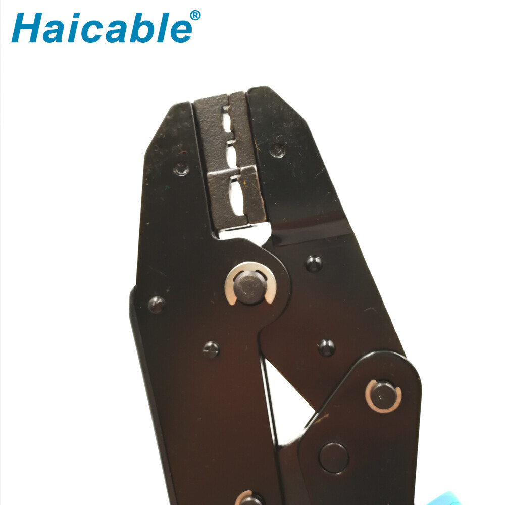 Bornes isolées et outils de sertissage de connecteurs LX-03C