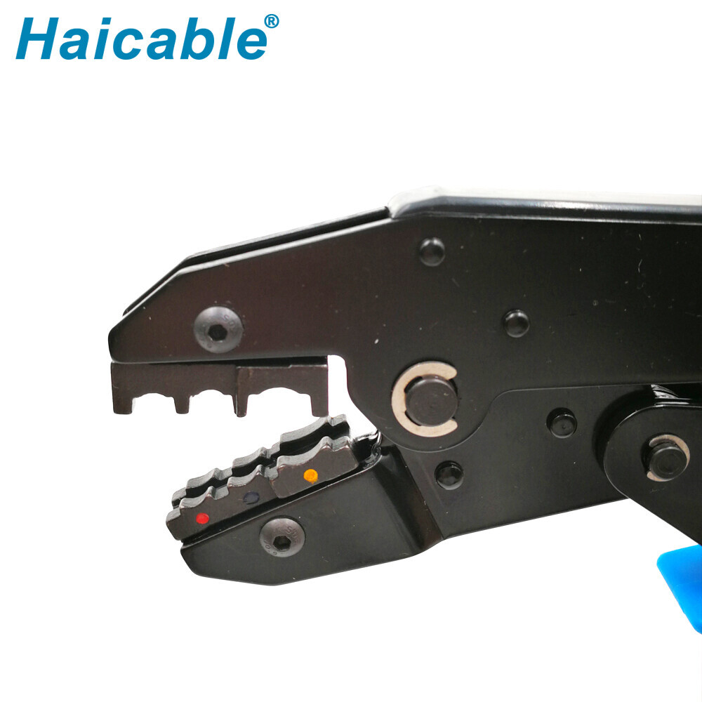 Bornes isolées et outils de sertissage de connecteurs LX-03C