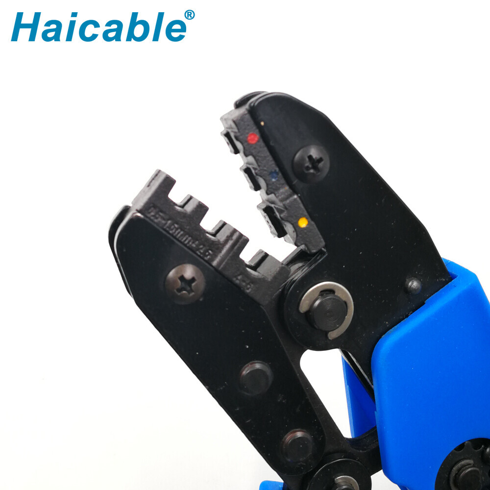 Bornes isolées et outils de sertissage pour connecteurs AN-30J