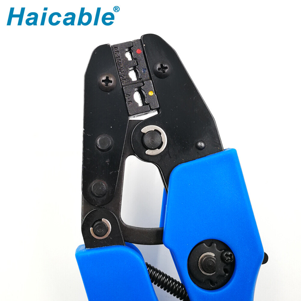 Bornes isolées et outils de sertissage pour connecteurs AN-30J