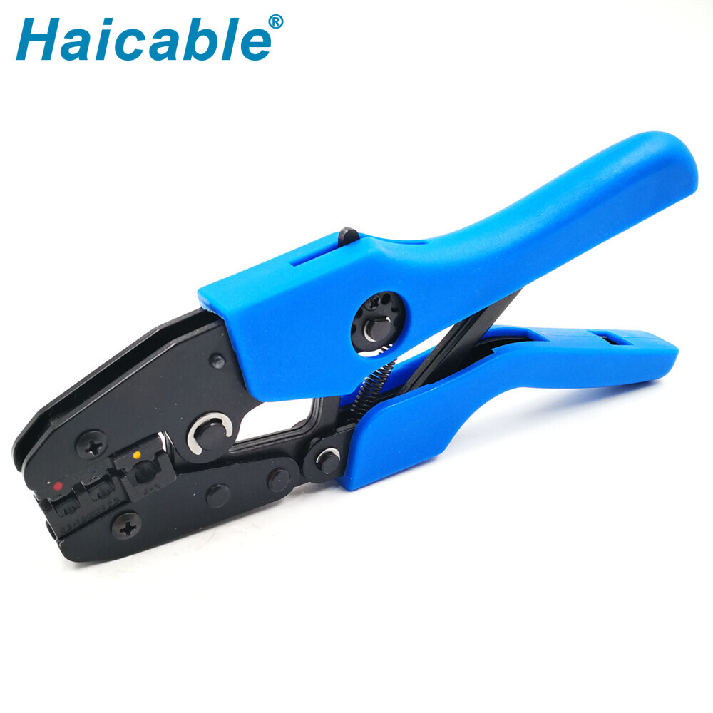 Bornes isolées et outils de sertissage pour connecteurs AN-30J