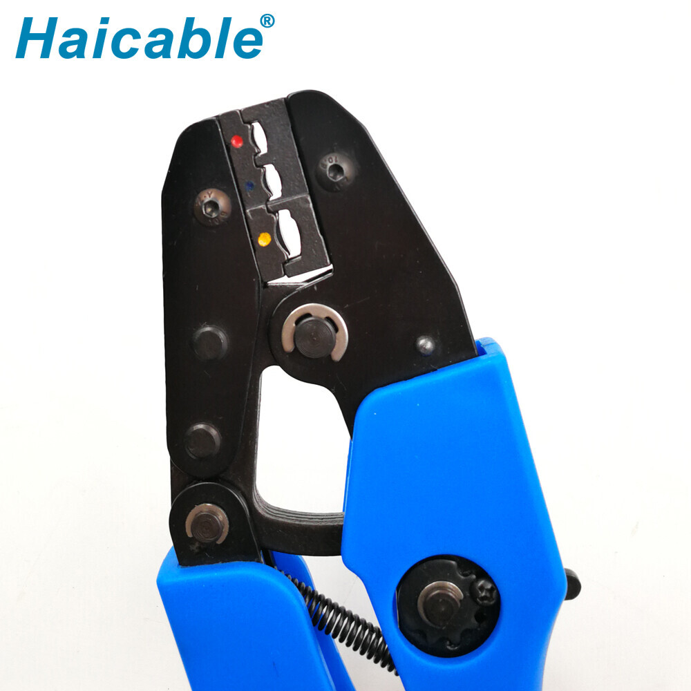 Bornes isolées et outils de sertissage pour connecteurs AN-03C