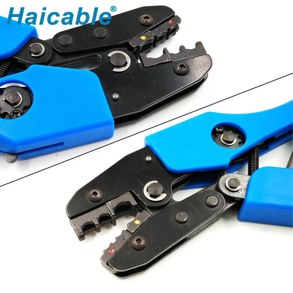 Bornes isolées et outils de sertissage pour connecteurs AN-03C