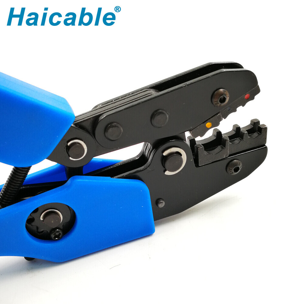 Bornes isolées et outils de sertissage pour connecteurs AN-03C