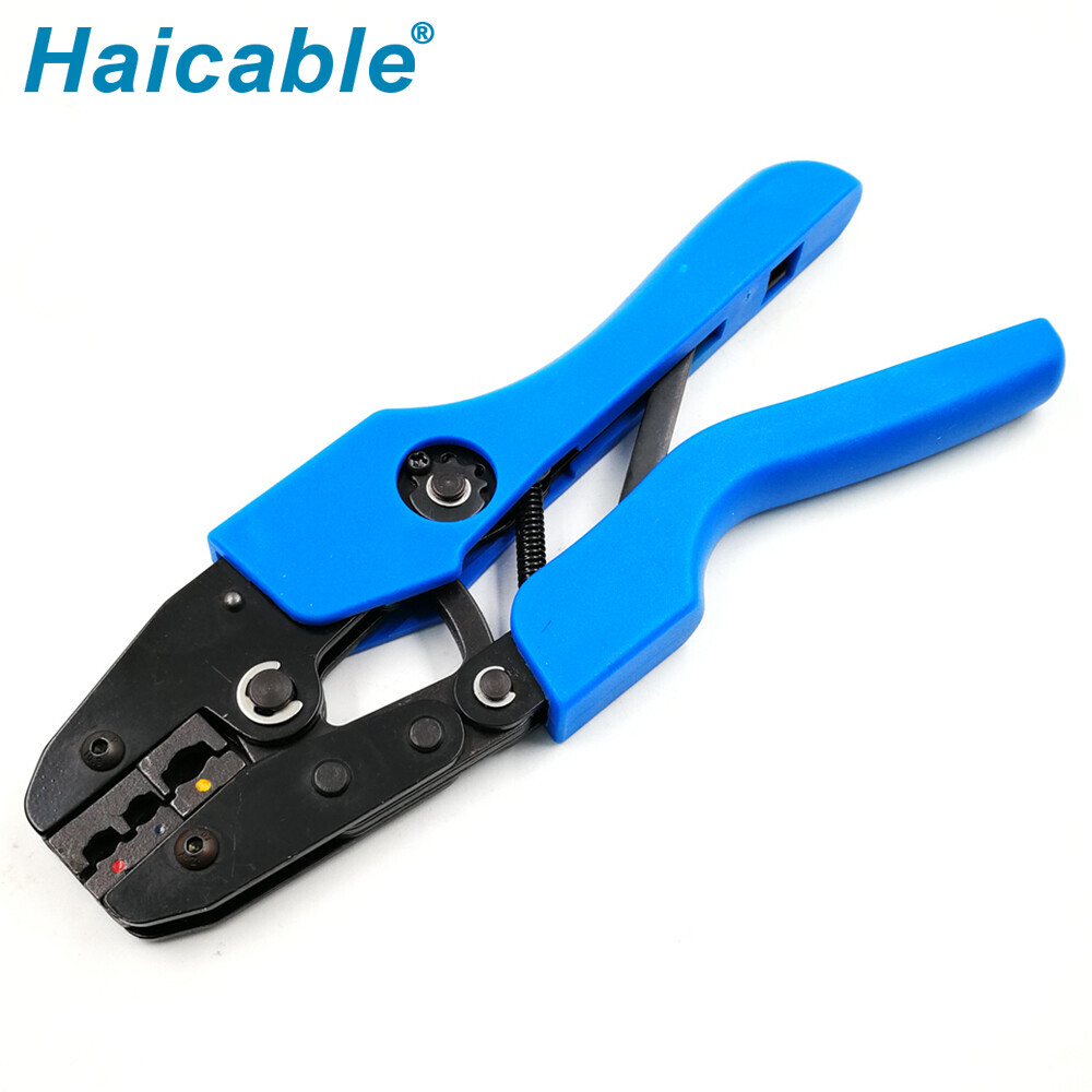 Bornes isolées et outils de sertissage pour connecteurs AN-03C