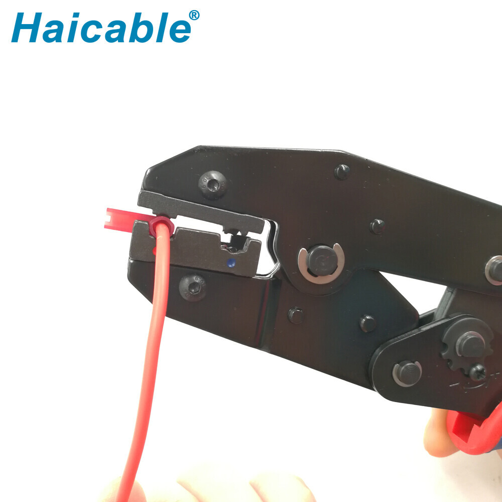 Outils de sertissage pour bornes à drapeau isolées à 90° LY-07FL