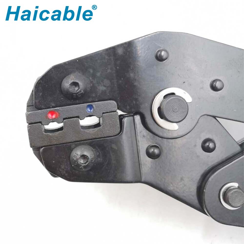 Bornes isolées et outil de sertissage pour connecteurs SN-0725