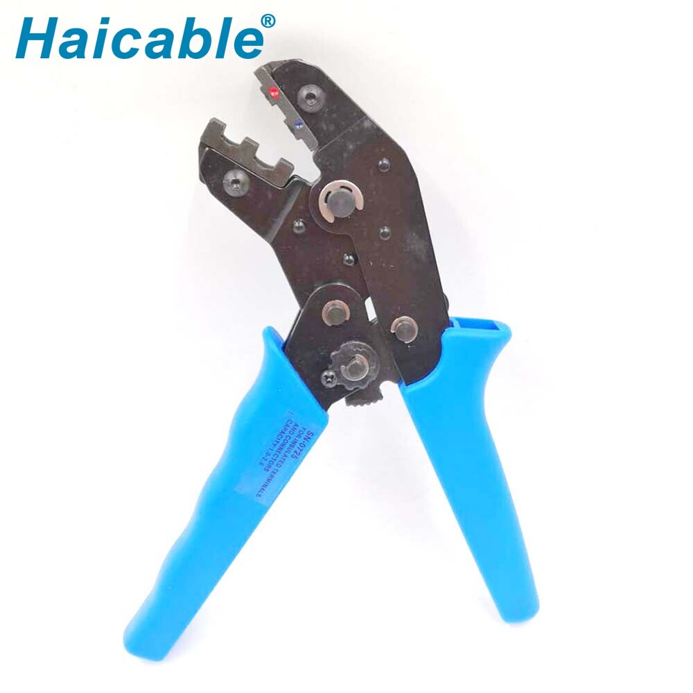 Bornes isolées et outil de sertissage pour connecteurs SN-0725