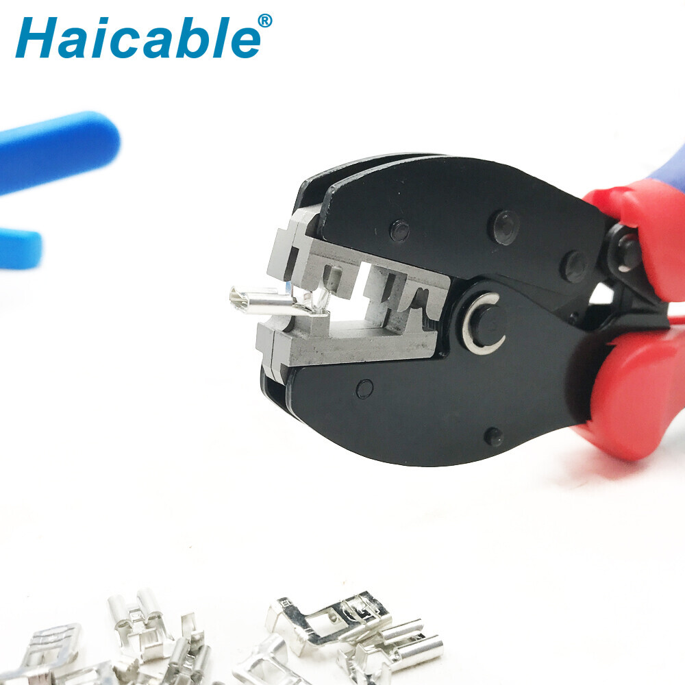 Outil de sertissage pour bornes à drapeau non isolées à 90° LY-0506FL