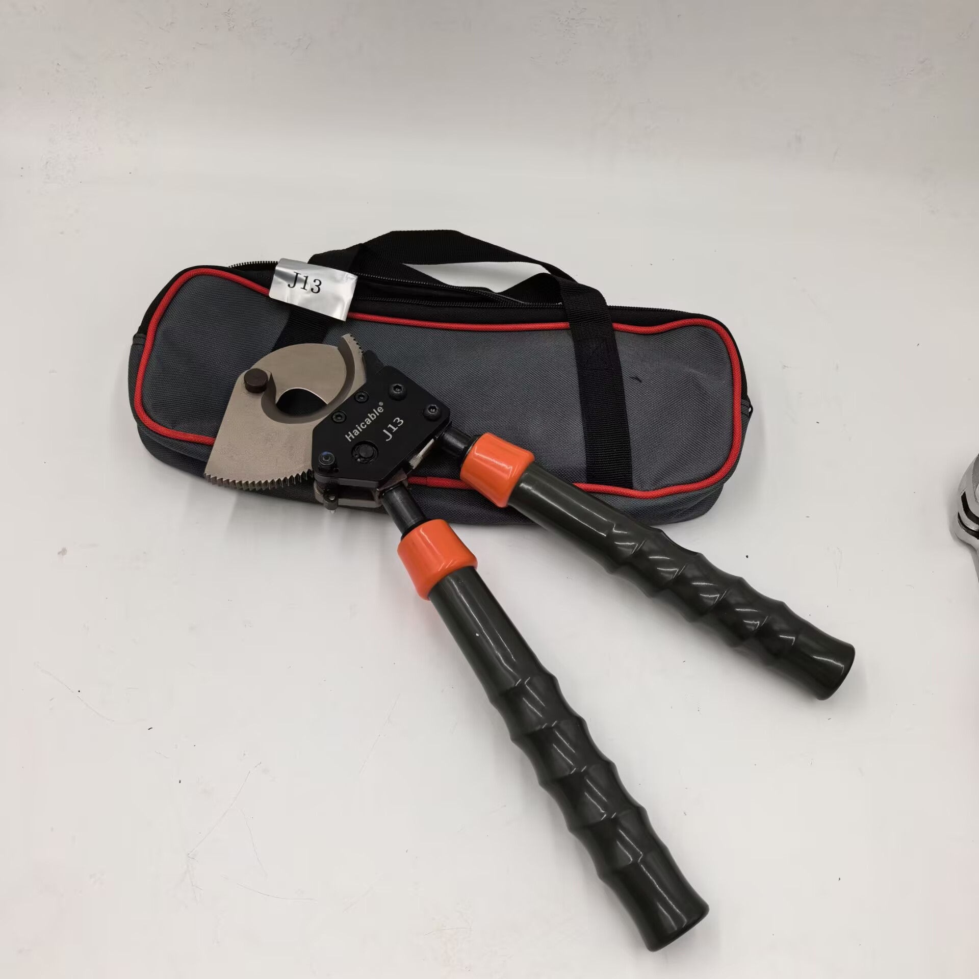 Coupe-câble J13 pour fils toronnés en acier jusqu'à 150mm²