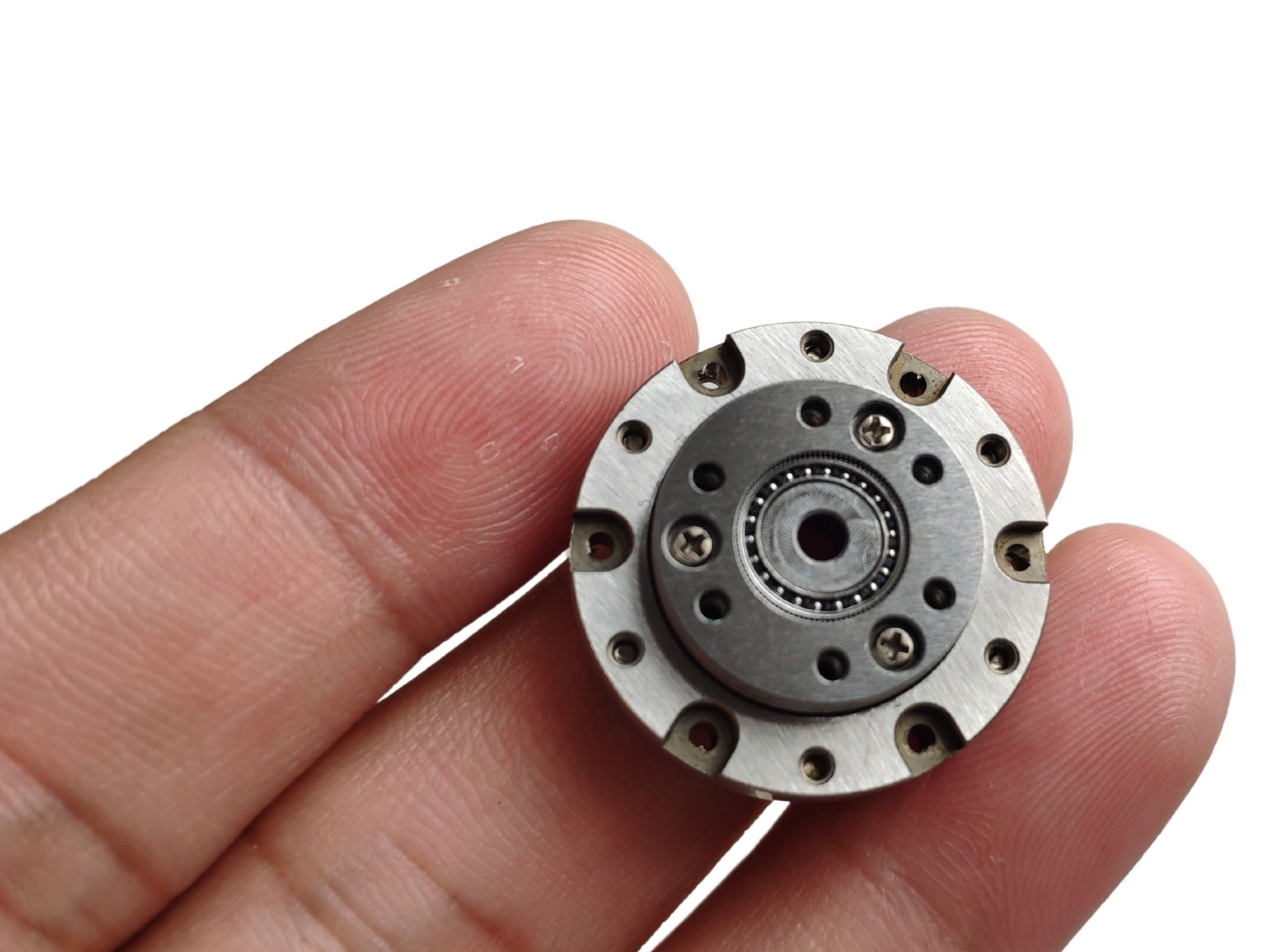 Harmonique Compact à Style Chapeau Haut avec Dimensions Axiales Réduites