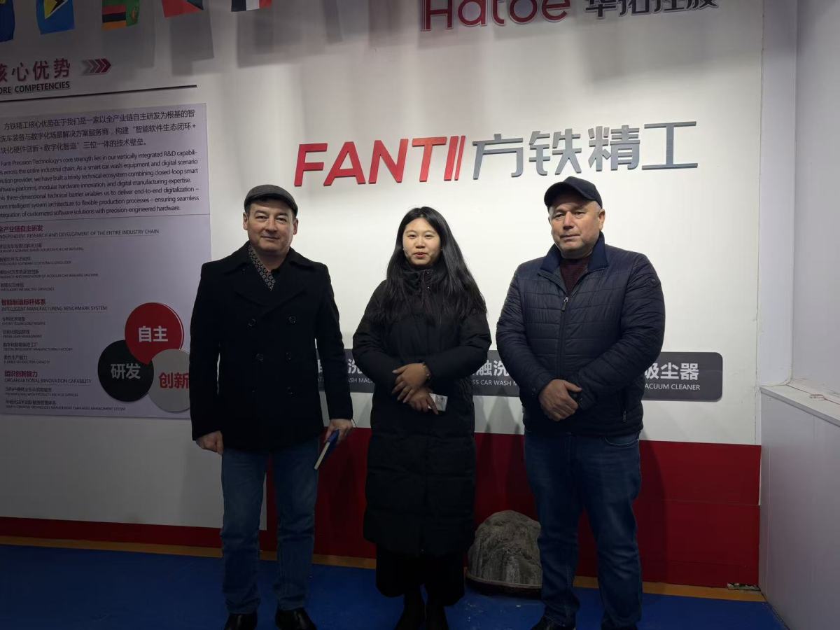 合照横屏 Le client ouzbek a visité l'usine et a acheté avec succès la machine de lavage automobile sans contact X300
