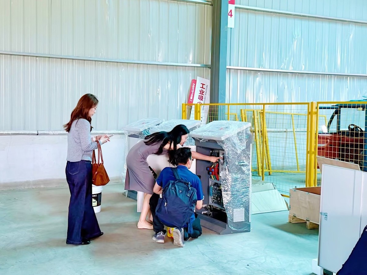 Conexão com o Sudeste Asiático | Clientes malaios visitam a fábrica para inspecionar os equipamentos