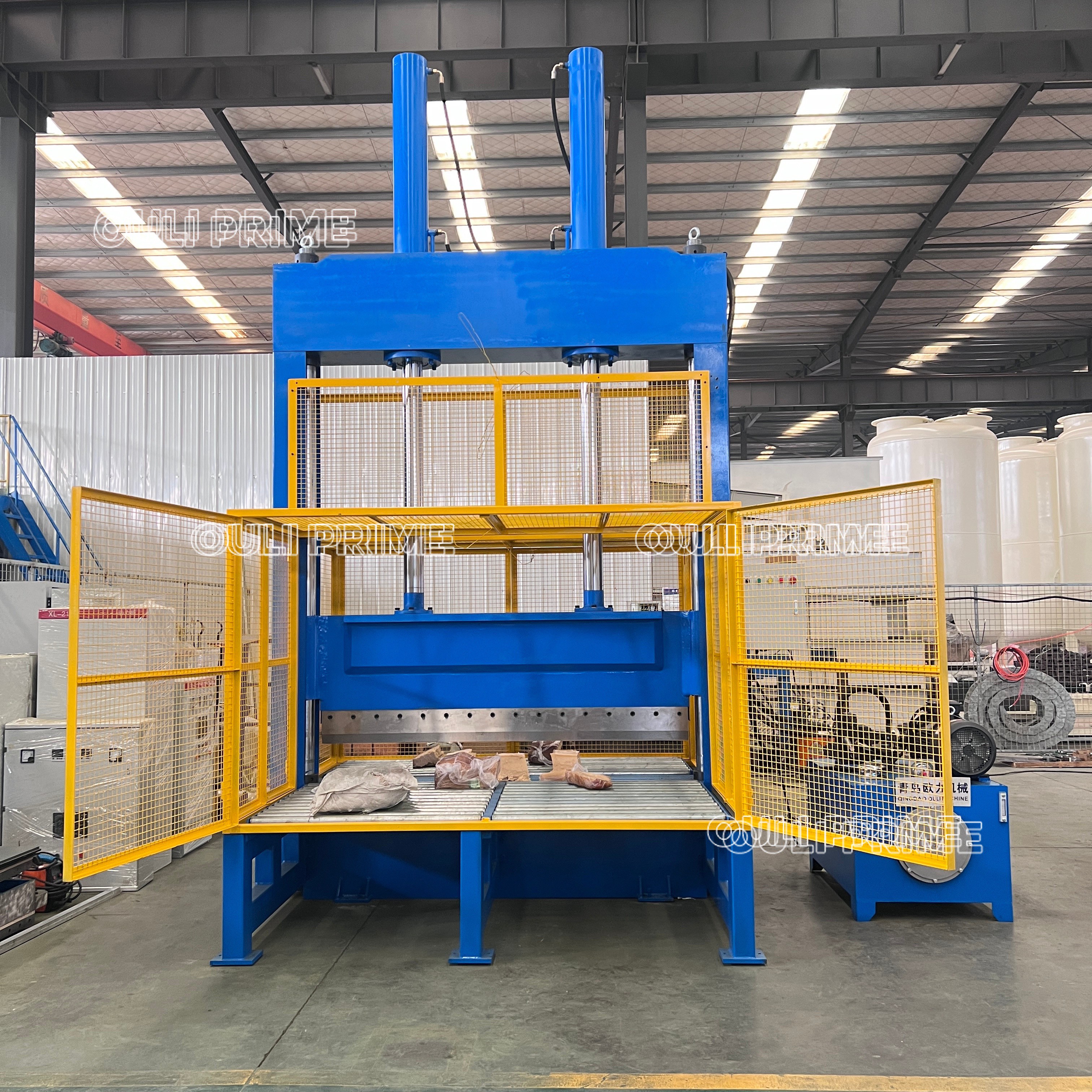 Máquina Guilhotina de Corte Vertical para Bobinas de Filme PET, Bobinas Plásticas e Bobinas de Papel Reciclado