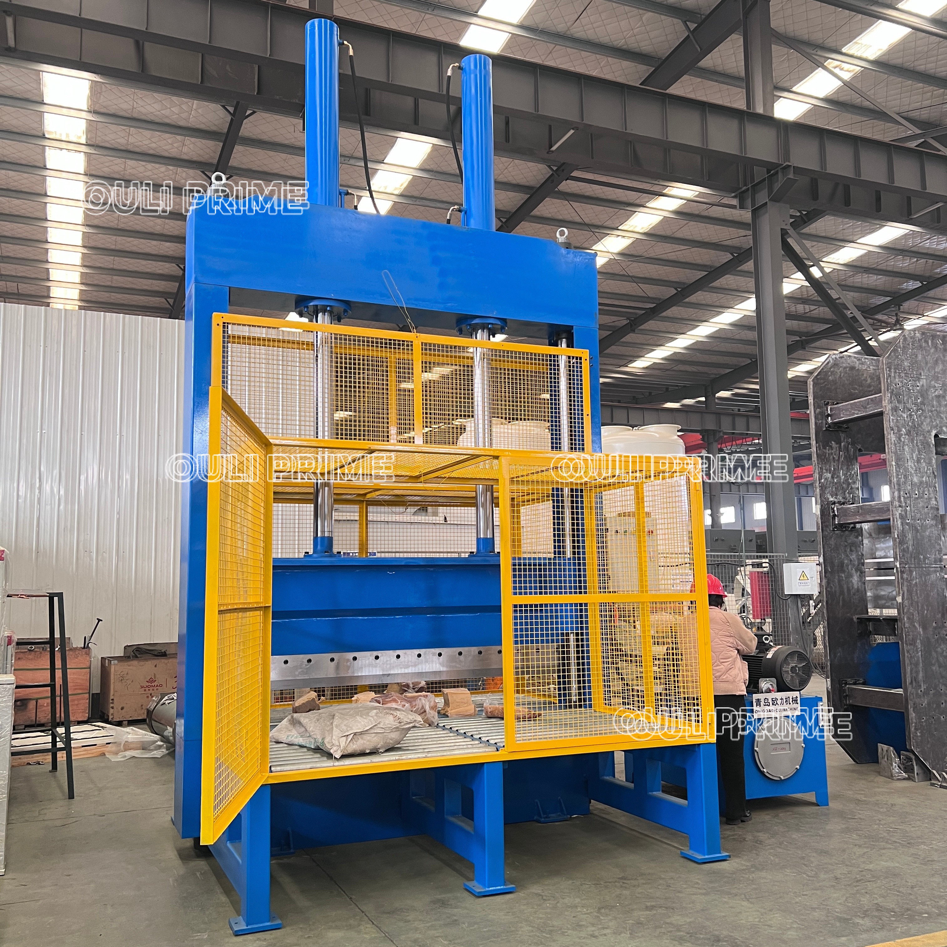 Máquina Guillotina de Corte Vertical para Rollos de Plástico PET, Rollos de Papel de Desecho y Rollos de Plástico