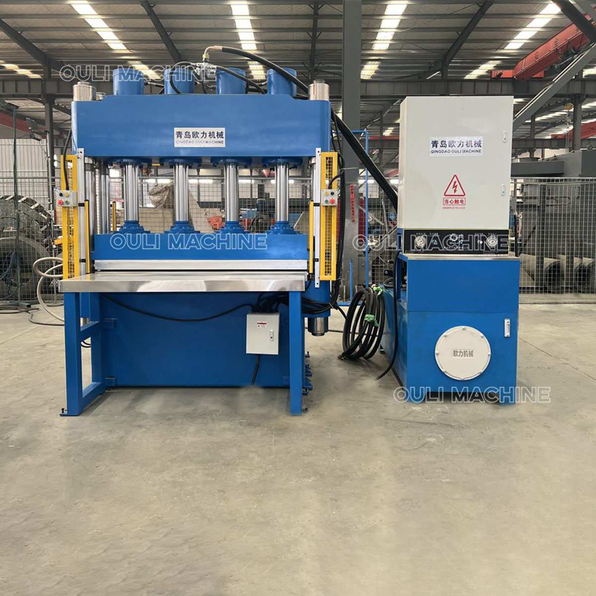 Presse de vulcanisation à structure en colonne