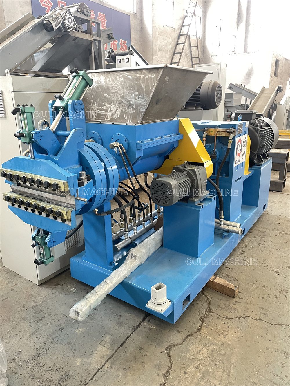 Machine d'extrusion de caoutchouc à alimentation chaude