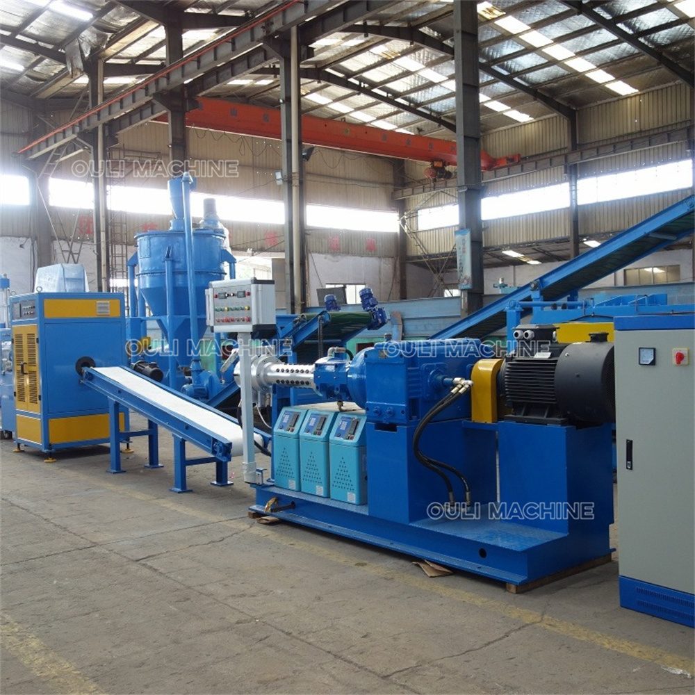 Extrudeuse à caoutchouc de type à barillet à broches