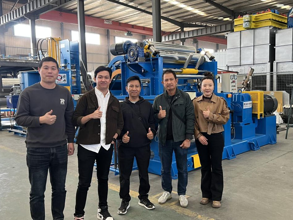 L'équipe cliente indonésienne a effectué un déplacement spécial dans notre usine pour passer une commande d'équipement sur place. 