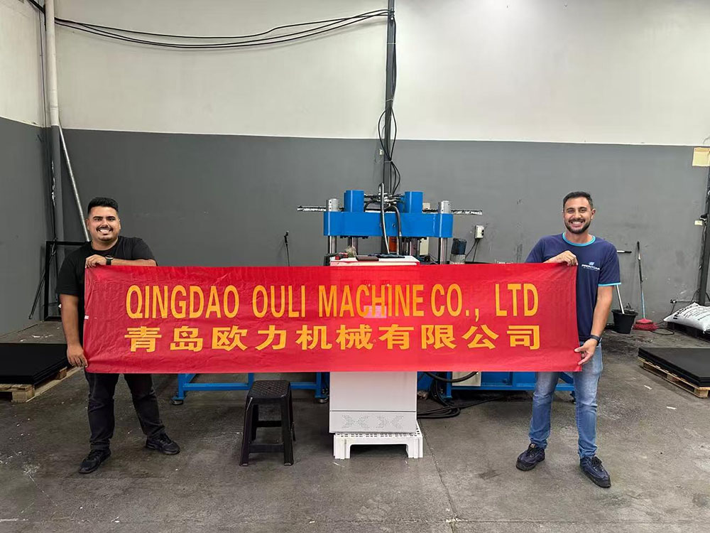 El cliente de la empresa número 1 de baldosas de caucho de Brasil envió el uso de una máquina...