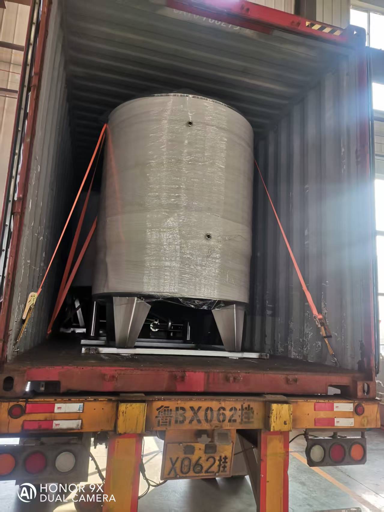 Wir haben Edelstahl-Weintanks in Container für den Versand verladen