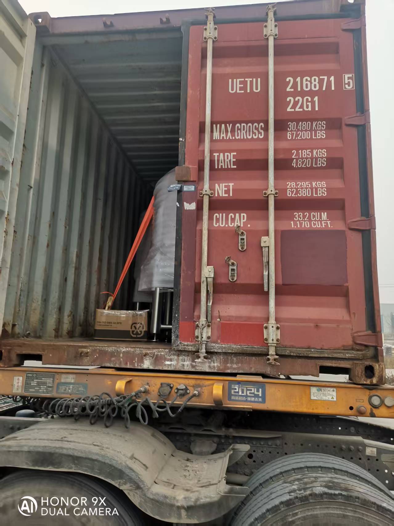 Wir haben Kaffeefermentationstanks in Container für den Versand verladen