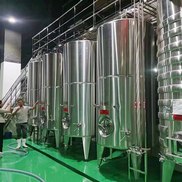 serbatoi per stoccaggio del vino bianco