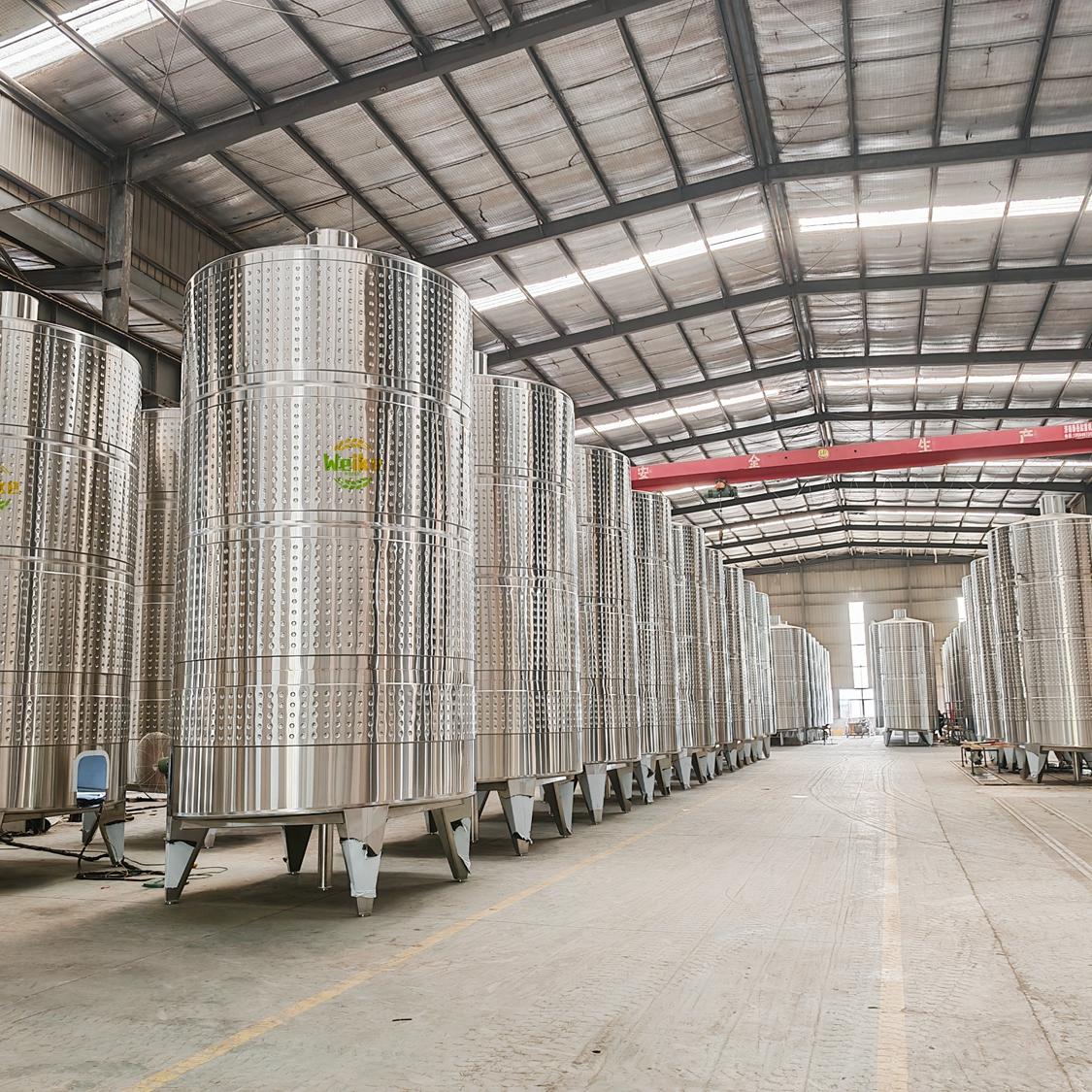 serbatoi per vino in acciaio inossidabile chiusi