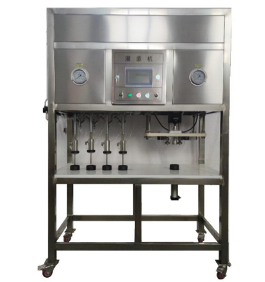 macchina per il riempimento e la chiusura di lattine di birra