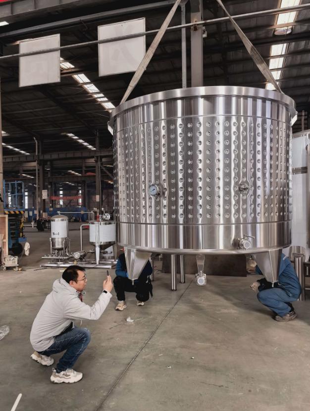 Un cliente del Messico viene a ispezionare i serbatoi di tequila nella nostra fabbrica