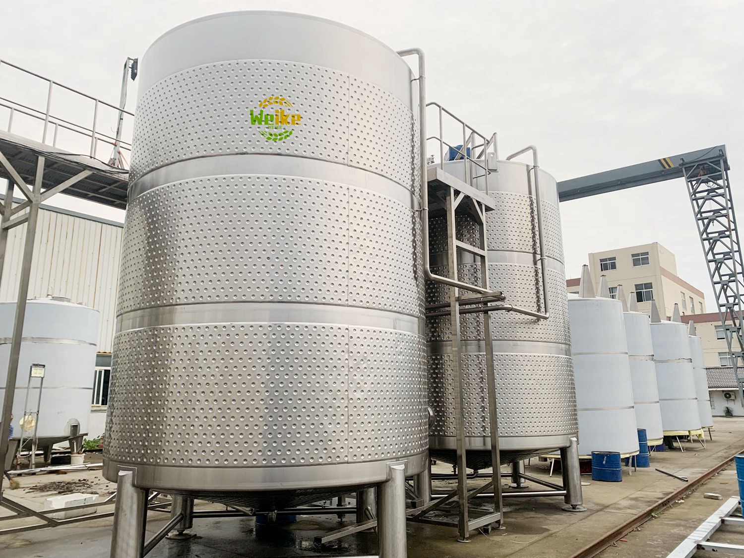 serbatoi per vino in acciaio inossidabile chiusi