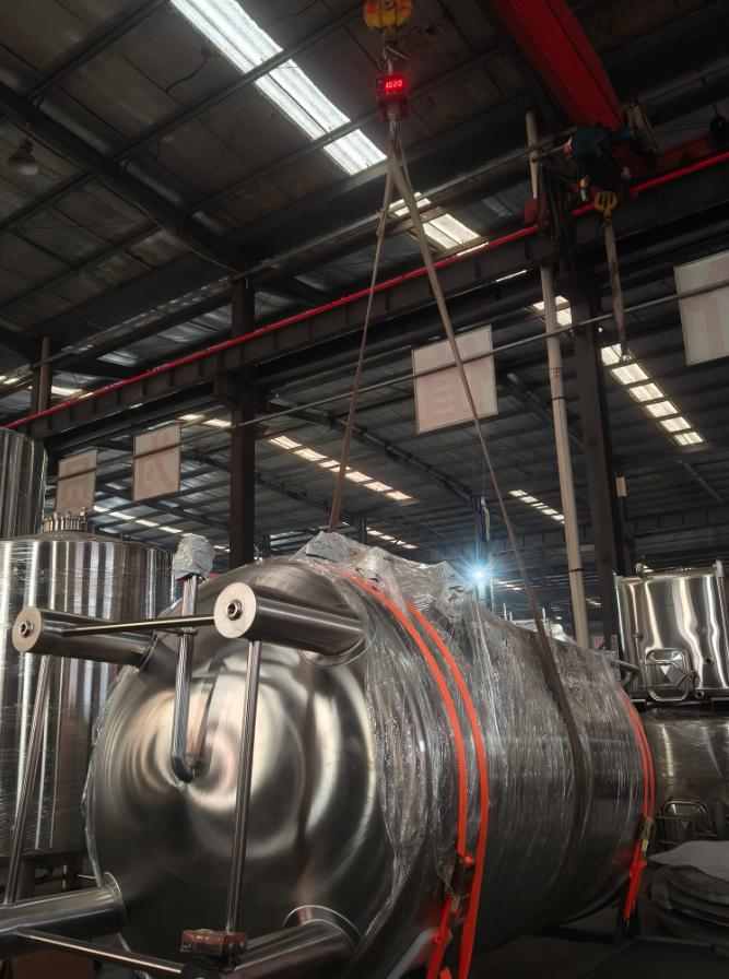 We meten het gewicht van de tanks vóór het laden op 15 december 2025.