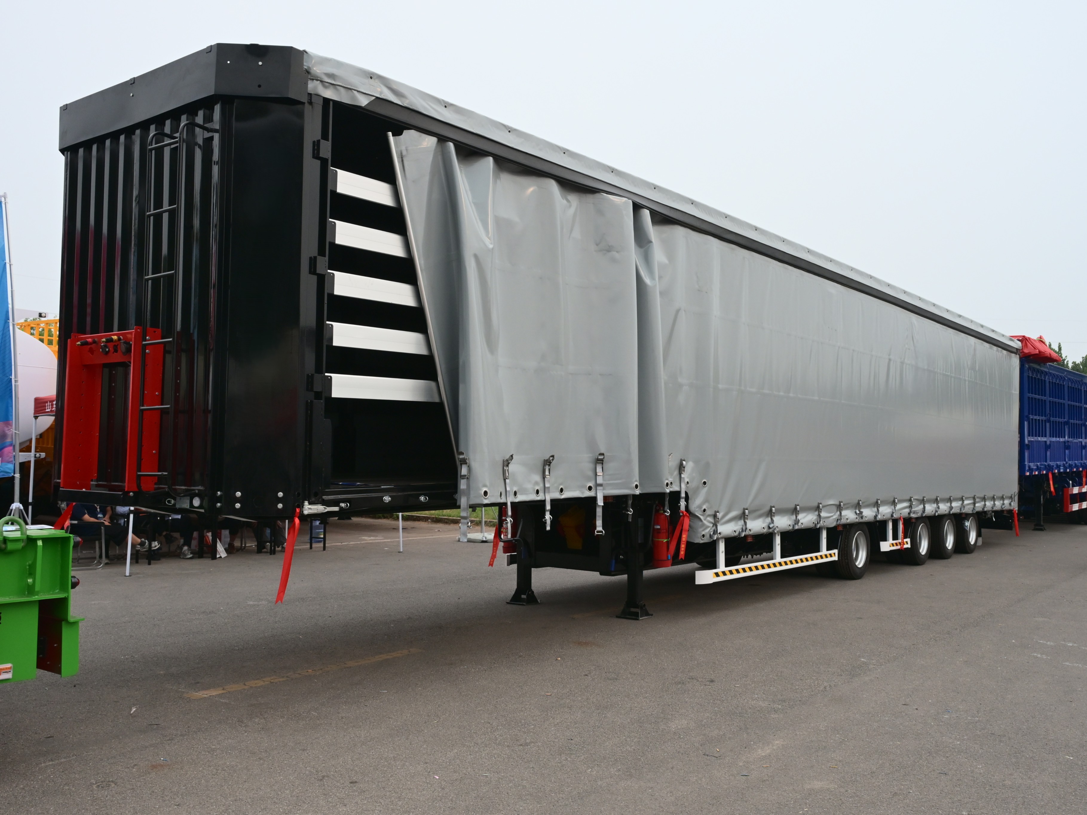 4-Achs-Planenauflieger mit Liftachse