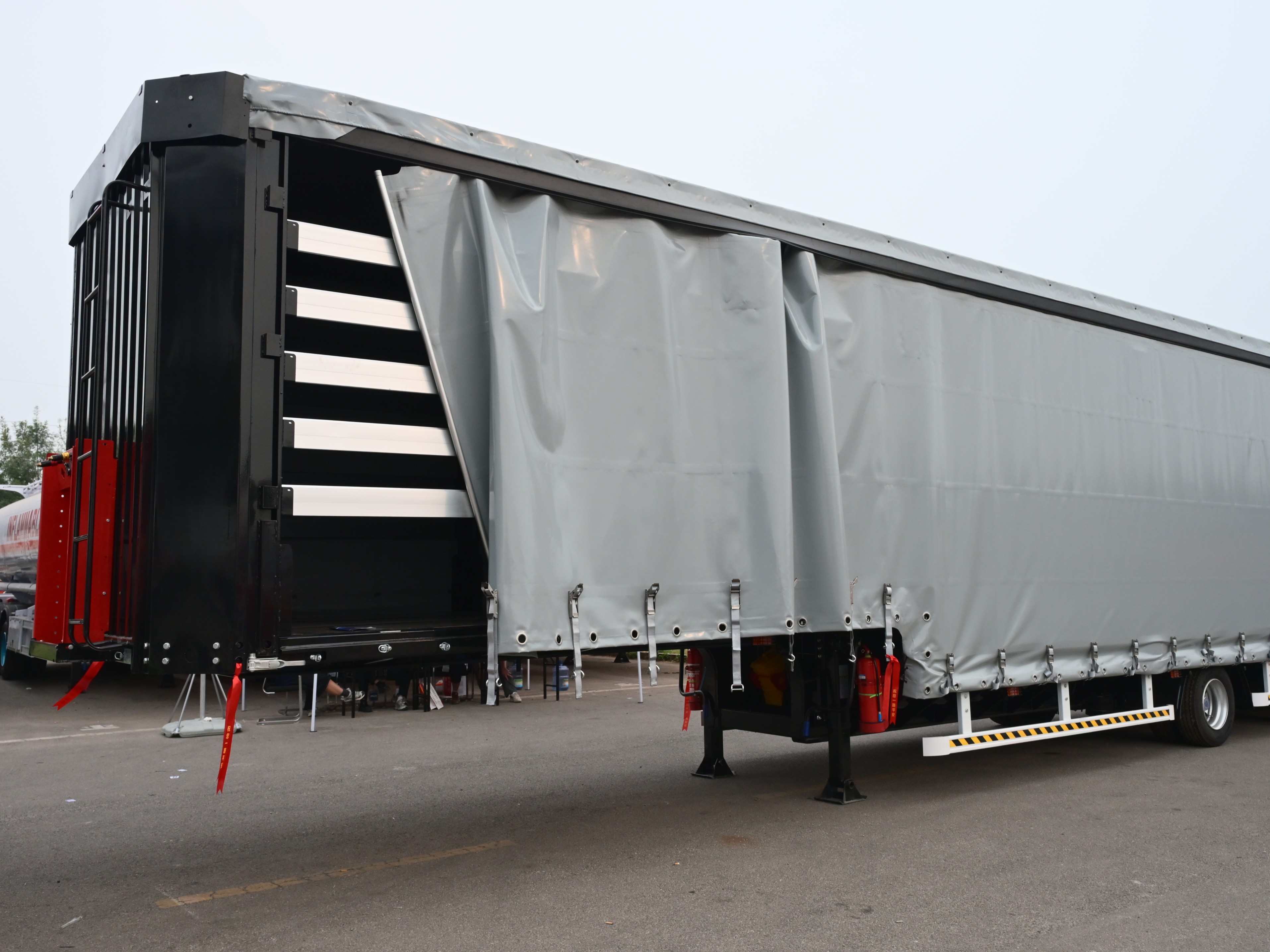 4-Achs-Planenauflieger mit Liftachse