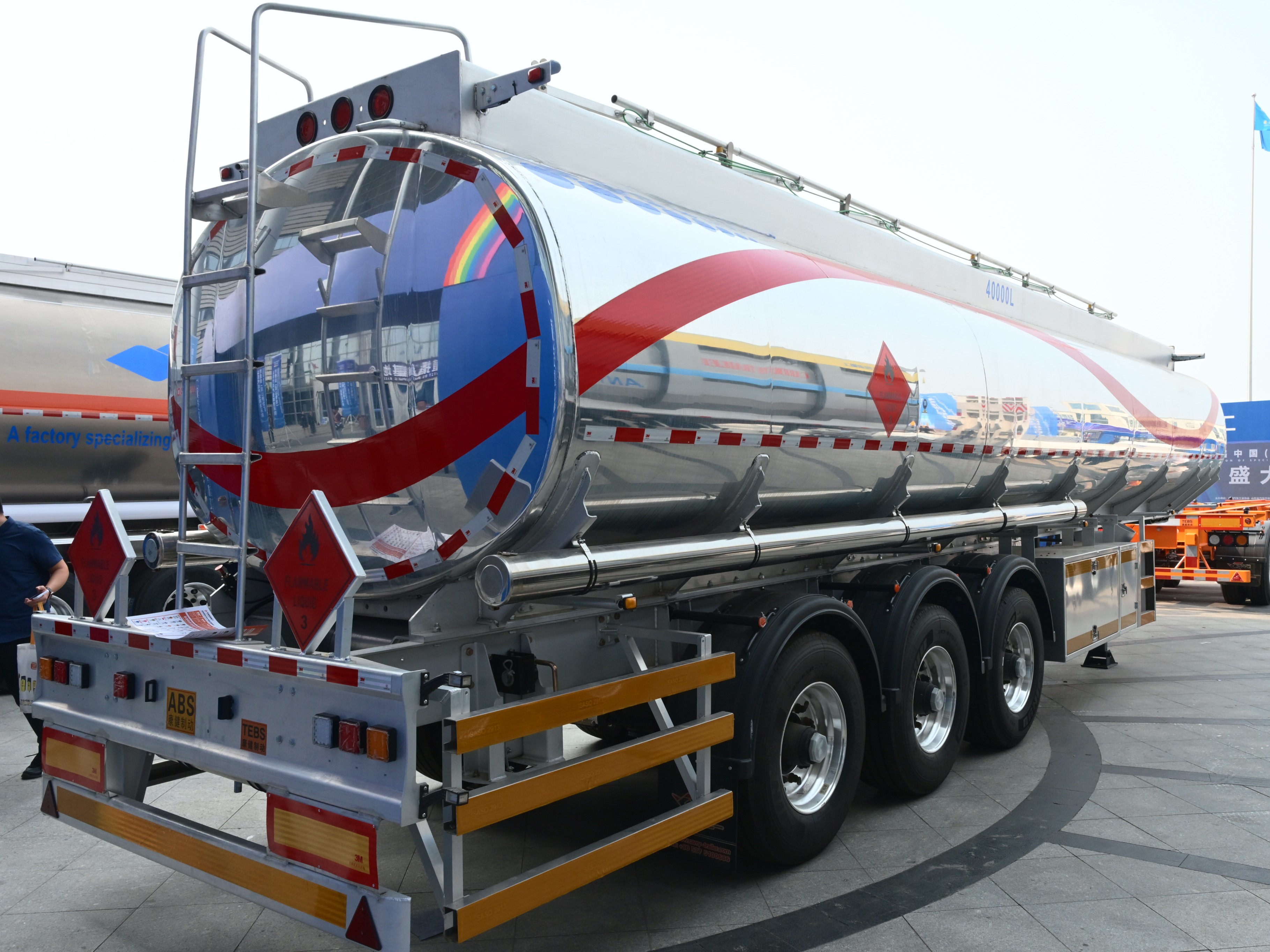 38000L Kraftstofftank-Sattelanhänger aus Aluminiumlegierung mit geradem Träger und geteiltem Aufbau