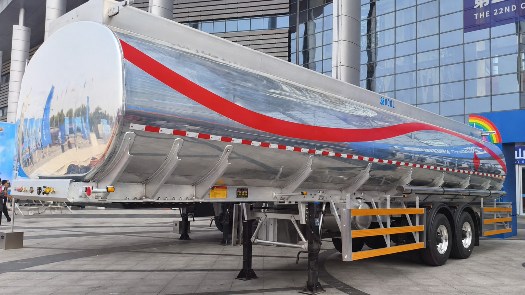 38000L Kraftstofftank-Sattelanhänger aus Aluminiumlegierung mit geradem Träger und geteiltem Aufbau