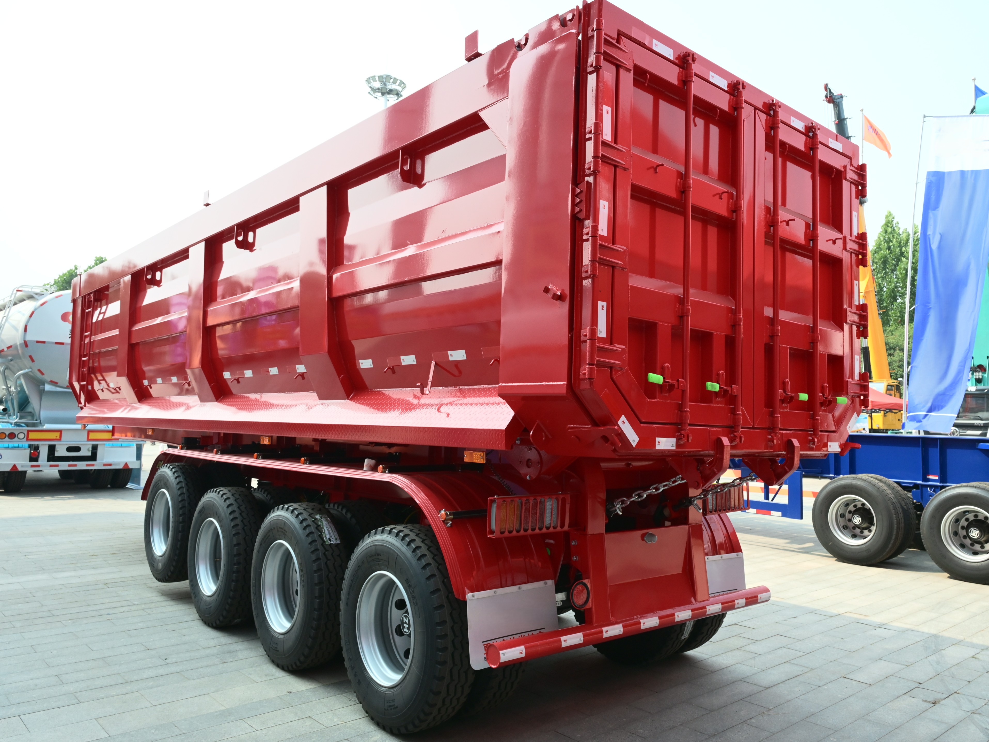 4-Achs-Hinterkipper-Sattelauflieger mit Liftachse